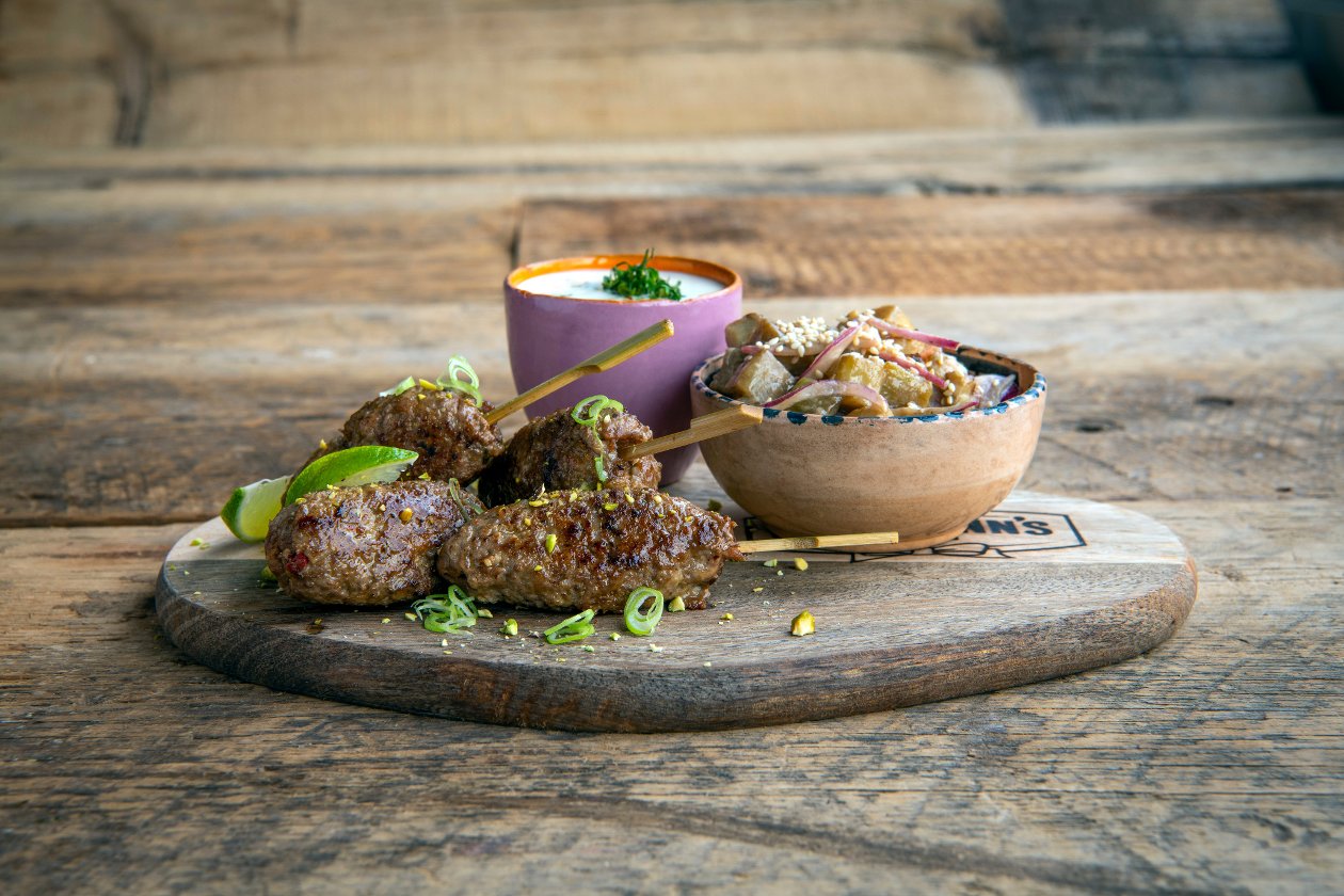 Brochette turque au Ras el Hanout avec aubergine dans une vinaigrette aux épices et une sauce Yaourt frais – Recette Brochette turque au Ras el Hanout avec aubergine dans une vinaigrette aux épices et une sauce Yaourt frais – Recette