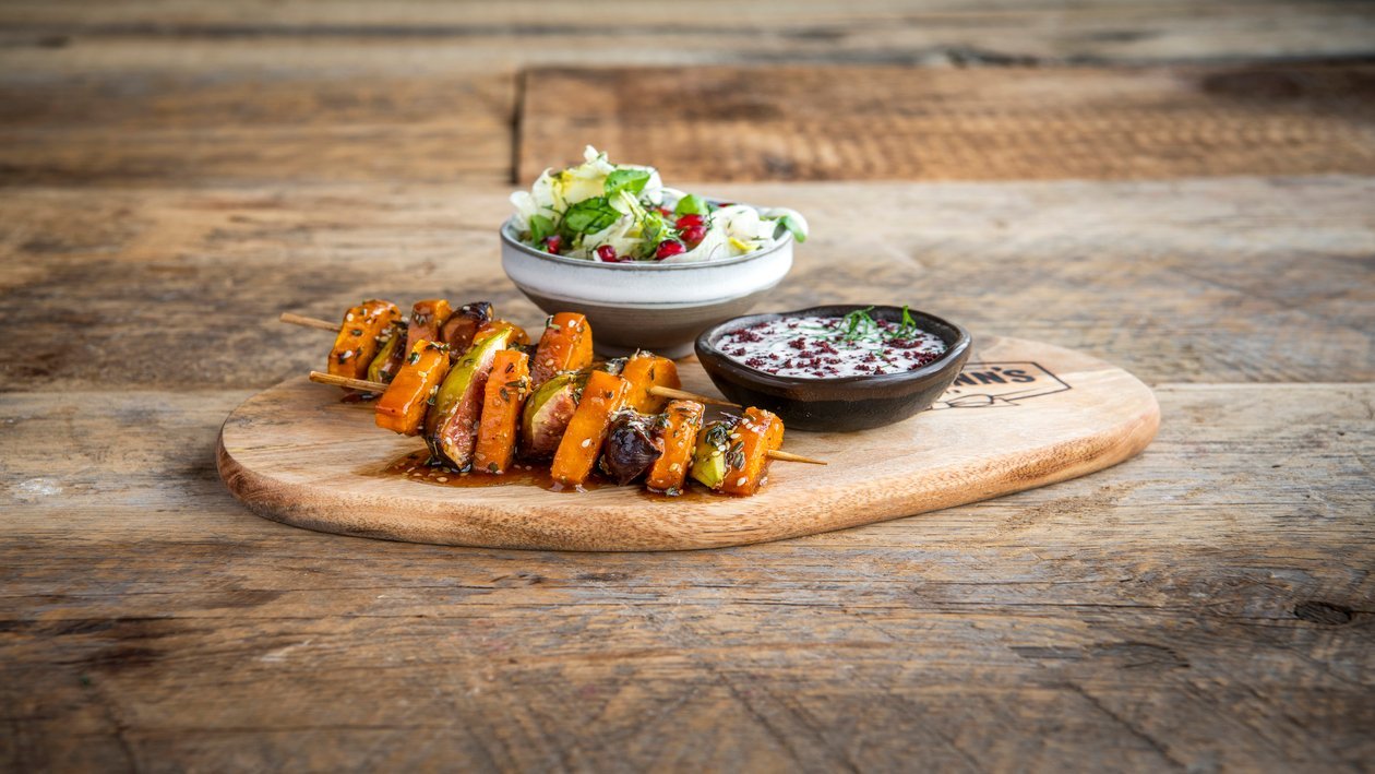Brochette végétarienne du Moyen-Orient avec sauce yaourt et une salade de fenouil sure et acidulée – Recette Brochette végétarienne du Moyen-Orient avec sauce yaourt et une salade de fenouil sure et acidulée – Recette