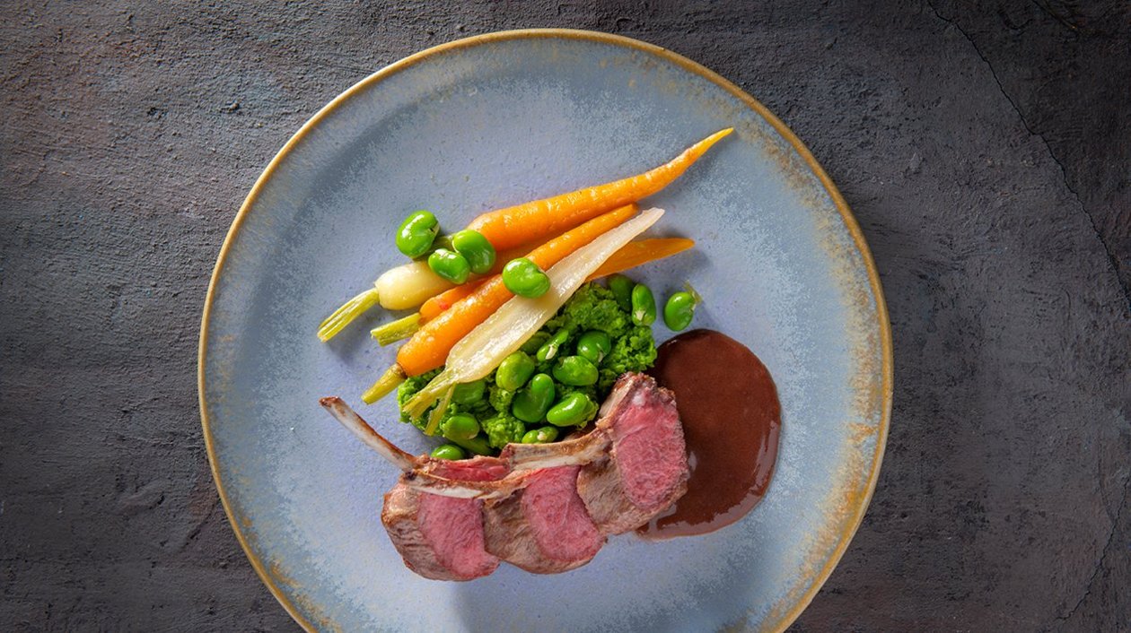 Côtelette d’agneau avec mini-carottes, fèves, un écrasé de petits pois et une sauce d'agneau à la bordelaise – Recette Côtelette d’agneau avec mini-carottes, fèves, un écrasé de petits pois et une sauce d'agneau à la bordelaise – Recette