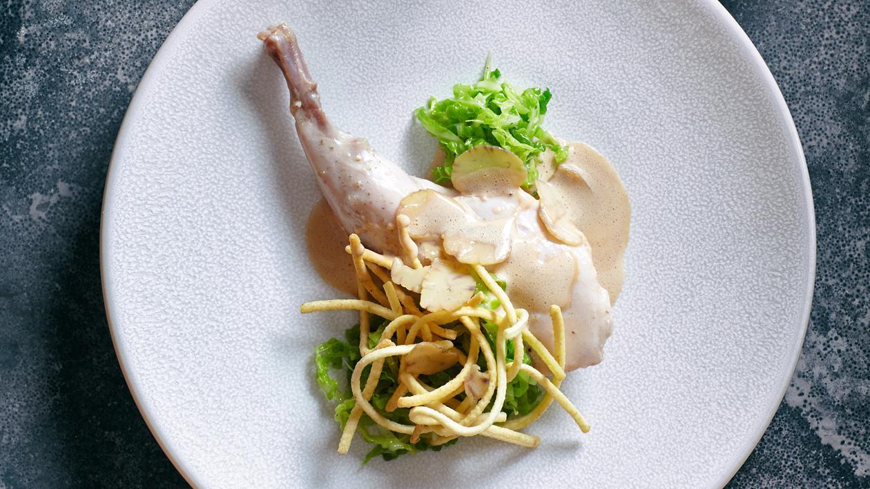Cuisse de lapin confite, chou vert, Spaetzle et châtaignes – Recette Cuisse de lapin confite, chou vert, Spaetzle et châtaignes – Recette