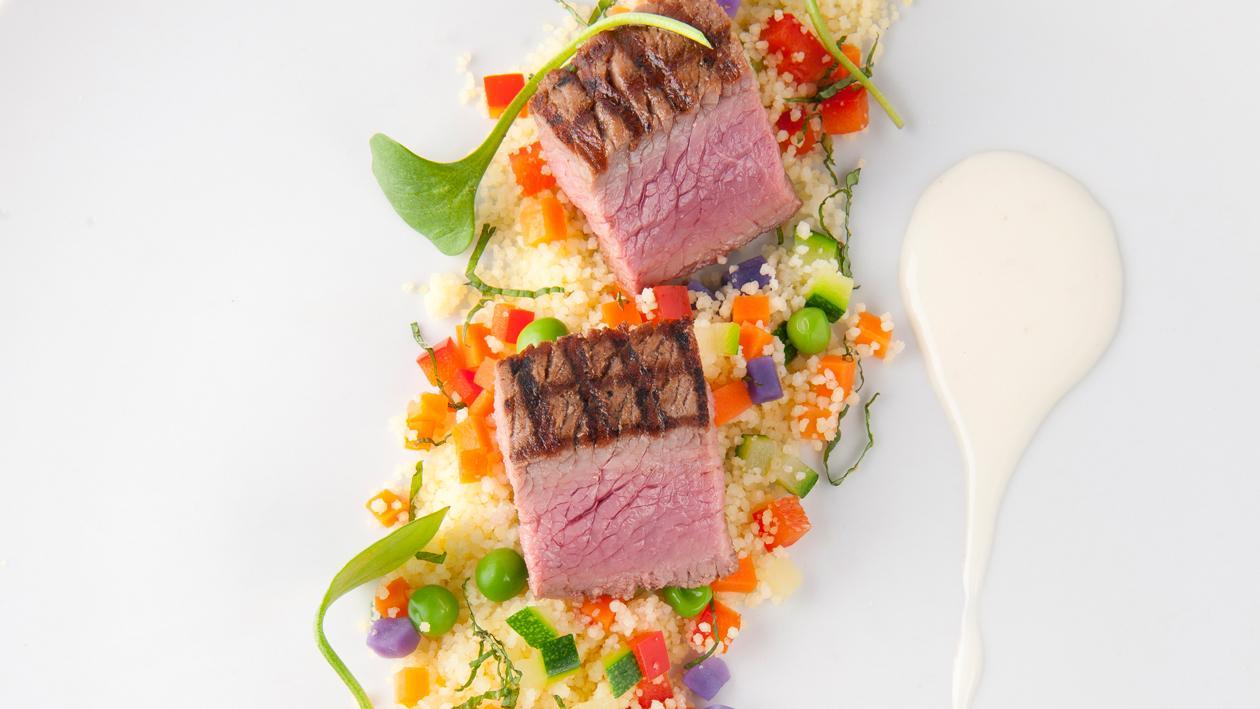 Filet d’agneau grillé avec salade de couscous, menthe et dressing au yaourt – Recette Filet d’agneau grillé avec salade de couscous, menthe et dressing au yaourt – Recette