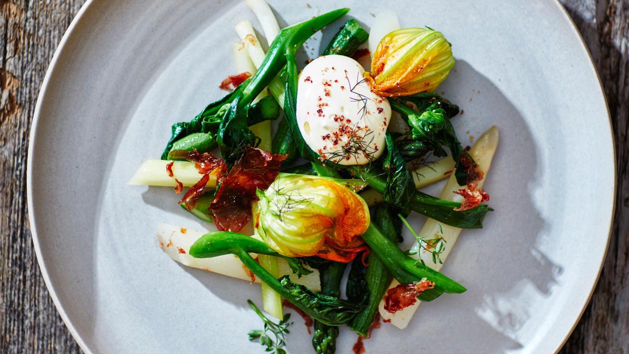 Jeunes légumes, jambon ibérique et sauce hollandaise à la moutarde – Recette Jeunes légumes, jambon ibérique et sauce hollandaise à la moutarde – Recette