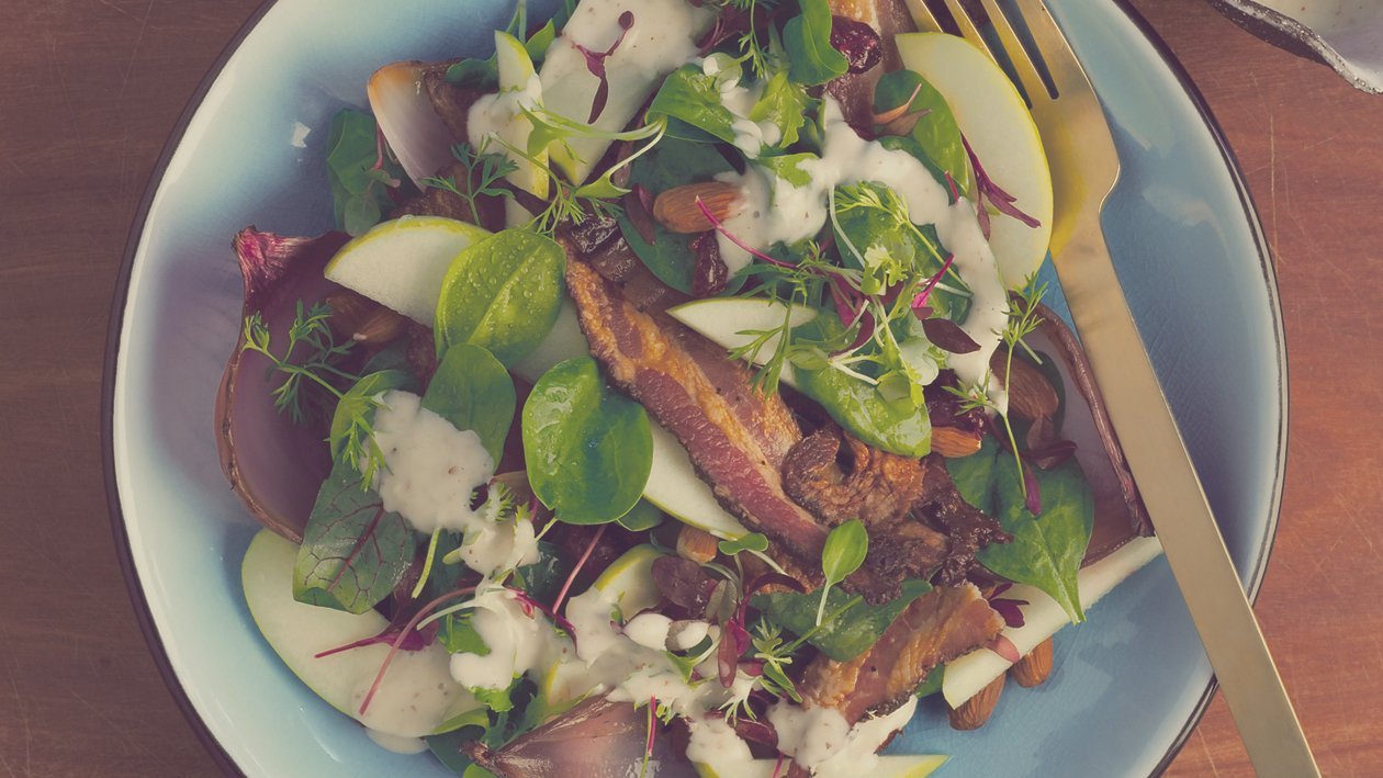 Lard chaud, oignon rouge grillé, salade de baby épinards, dressing au sirop d’érable et aux amandes grillées – Recette Lard chaud, oignon rouge grillé, salade de baby épinards, dressing au sirop d’érable et aux amandes grillées – Recette