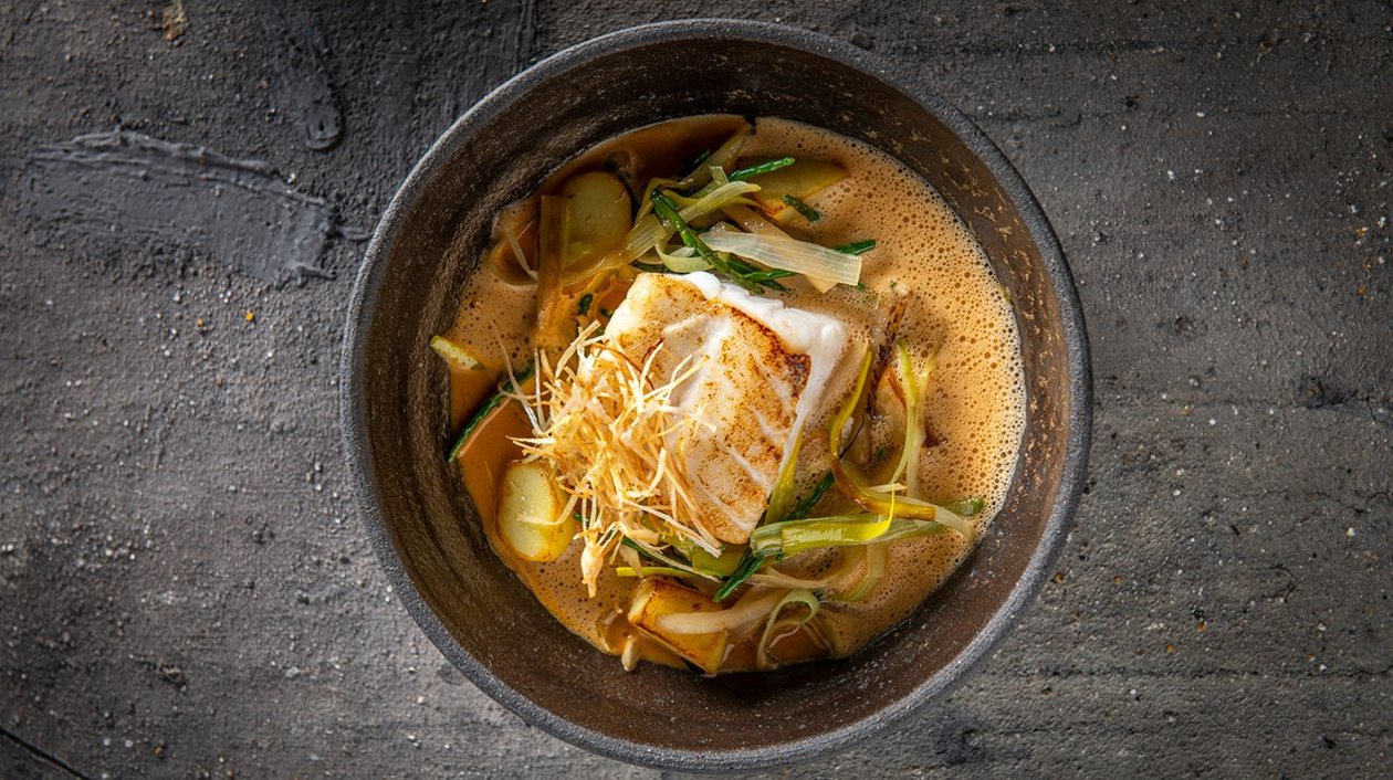 Lieu jaune avec topinambour, poireau, algues et un jus de tourteau – Recette Lieu jaune avec topinambour, poireau, algues et un jus de tourteau – Recette