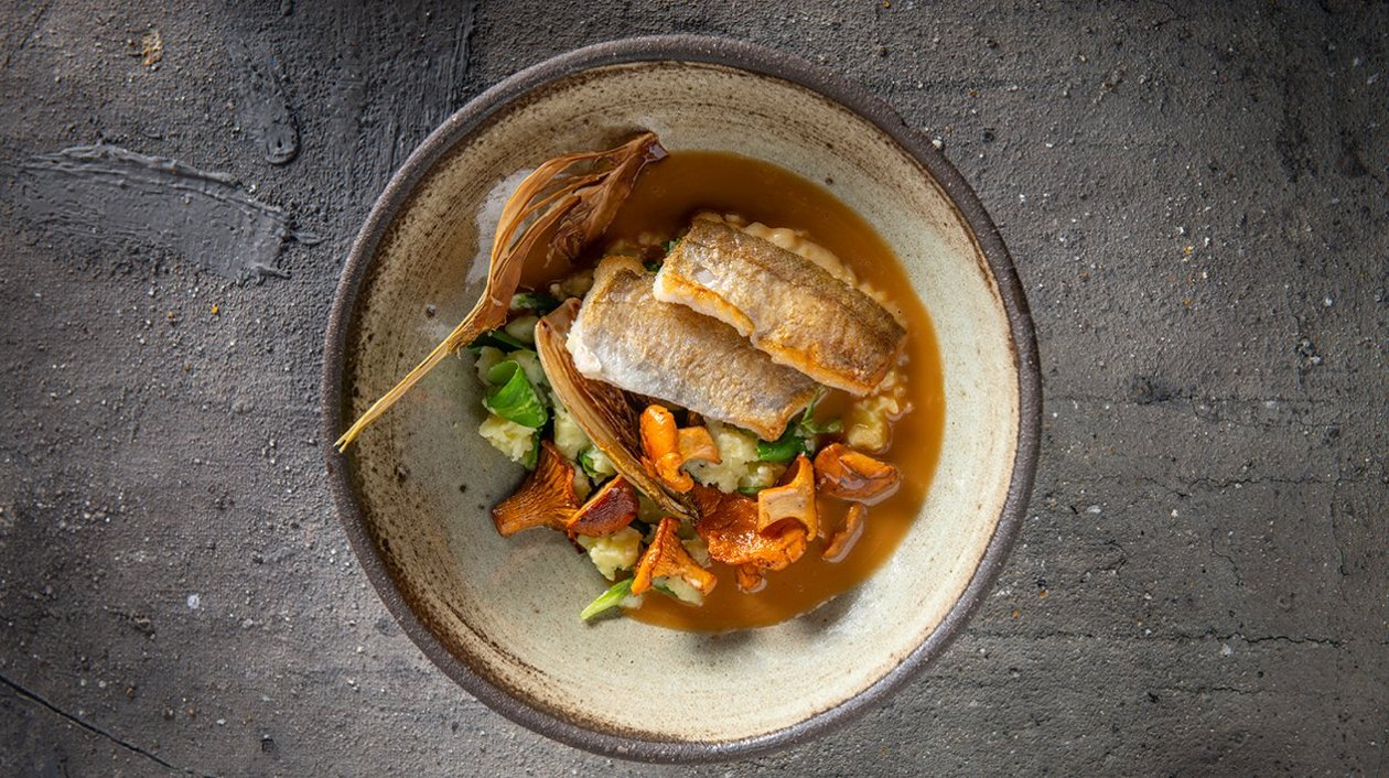 Lieu jaune avec un écrasé de pommes de terre et mâche, feuilles de chicon et un jus de veau avec graines de fenouil – Recette Lieu jaune avec un écrasé de pommes de terre et mâche, feuilles de chicon et un jus de veau avec graines de fenouil – Recette