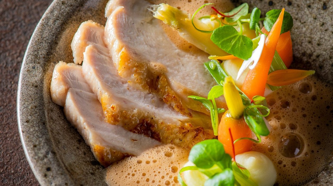 Pintade, carottes, purée de céleri-rave et sauce savoureuse – Recette Pintade, carottes, purée de céleri-rave et sauce savoureuse – Recette