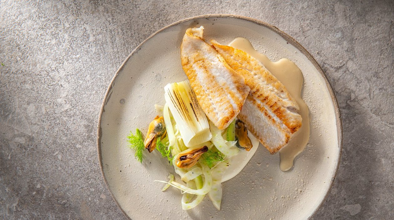 Plie grillée aved moules, fenouil, poireau caramélisé, pommes de terre au lait fermenté et une sauce crémeuse à l’ail – Recette Plie grillée aved moules, fenouil, poireau caramélisé, pommes de terre au lait fermenté et une sauce crémeuse à l’ail – Recette