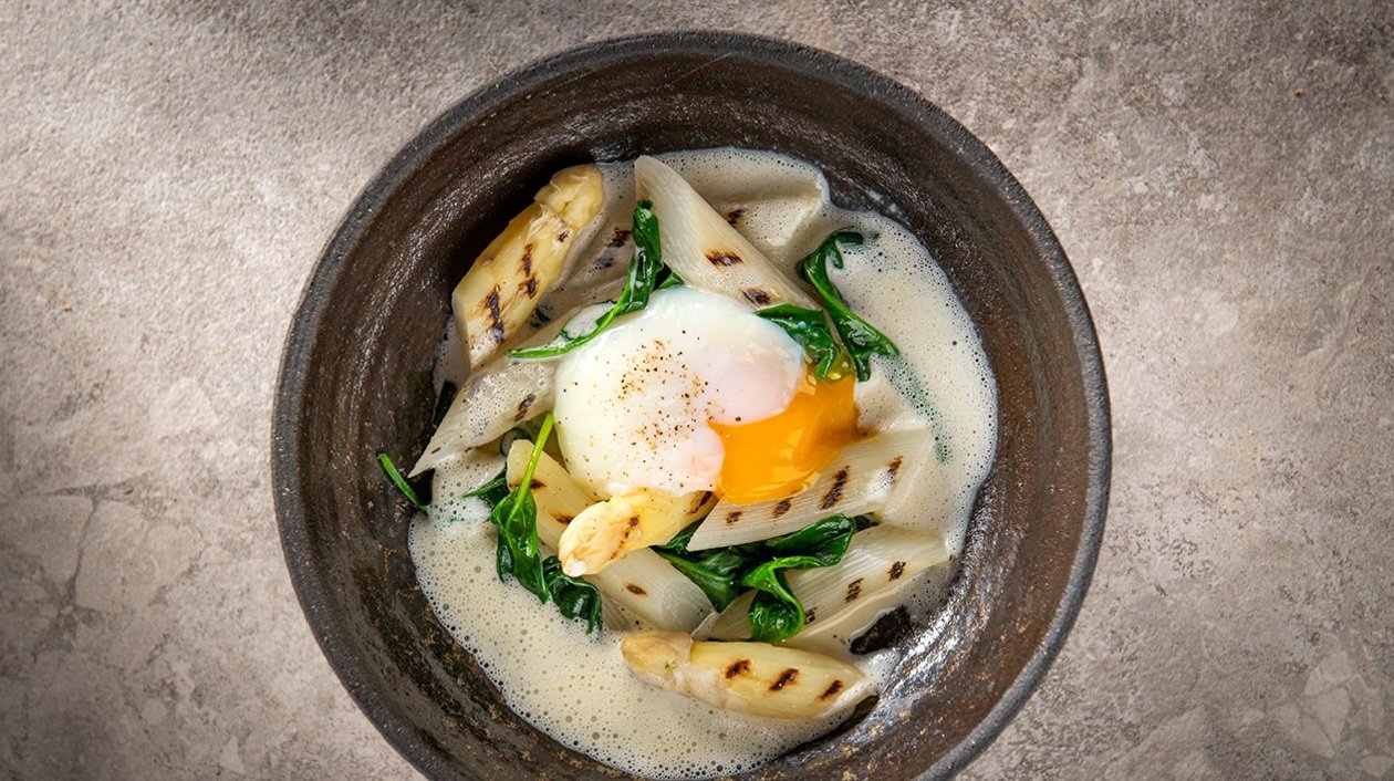 Potée d’asperges avec épinards, un œuf poché et une émulsion d’estragon – Recette Potée d’asperges avec épinards, un œuf poché et une émulsion d’estragon – Recette