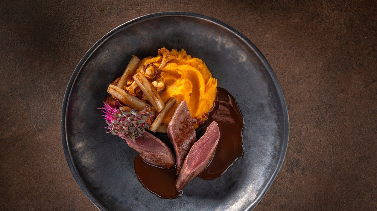 Râble de lièvre avec salsifis, une mousseline de potiron, chanterelleet une sauce gibier au chocolat – Recette Râble de lièvre avec salsifis, une mousseline de potiron, chanterelleet une sauce gibier au chocolat – Recette