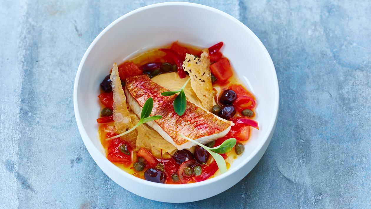 Rouget barbet grillé, crème de chorizo, chutney de tomates, olives, câpres et safran – Recette Rouget barbet grillé, crème de chorizo, chutney de tomates, olives, câpres et safran – Recette