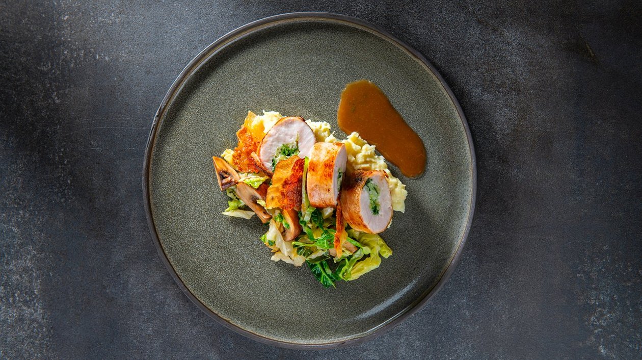 Roulade de coucou de Malines avec lardo, chou vert et une sauce à l’estragon – Recette Roulade de coucou de Malines avec lardo, chou vert et une sauce à l’estragon – Recette