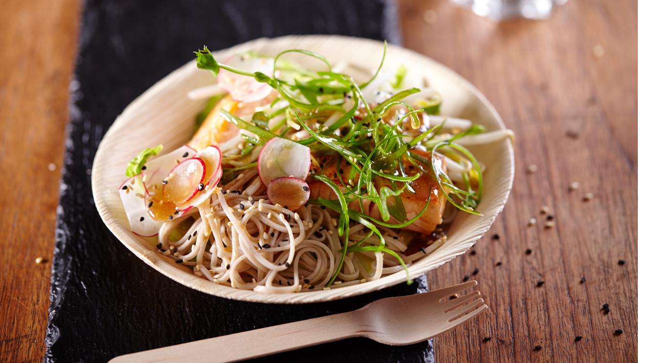 Salade de nouilles "soba" au saumon et à la vinaigrette soja-sésame – Recette Salade de nouilles "soba" au saumon et à la vinaigrette soja-sésame – Recette