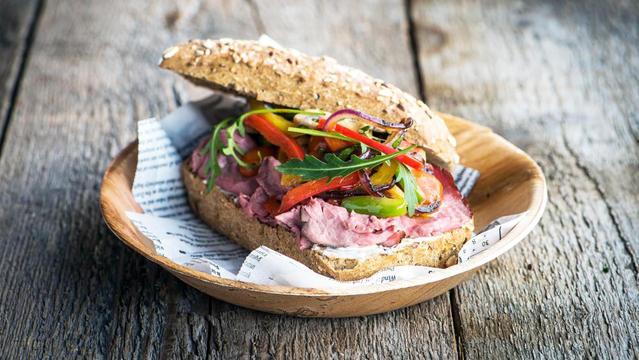 Sandwich piquant au rosbif et aux légumes grillés – Recette Sandwich piquant au rosbif et aux légumes grillés – Recette