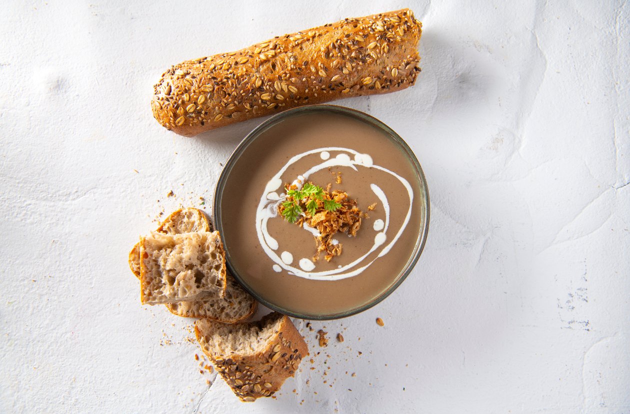 Soupe aux champignons des bois avec oignons frits et crème d'estragon – Recette Soupe aux champignons des bois avec oignons frits et crème d'estragon – Recette