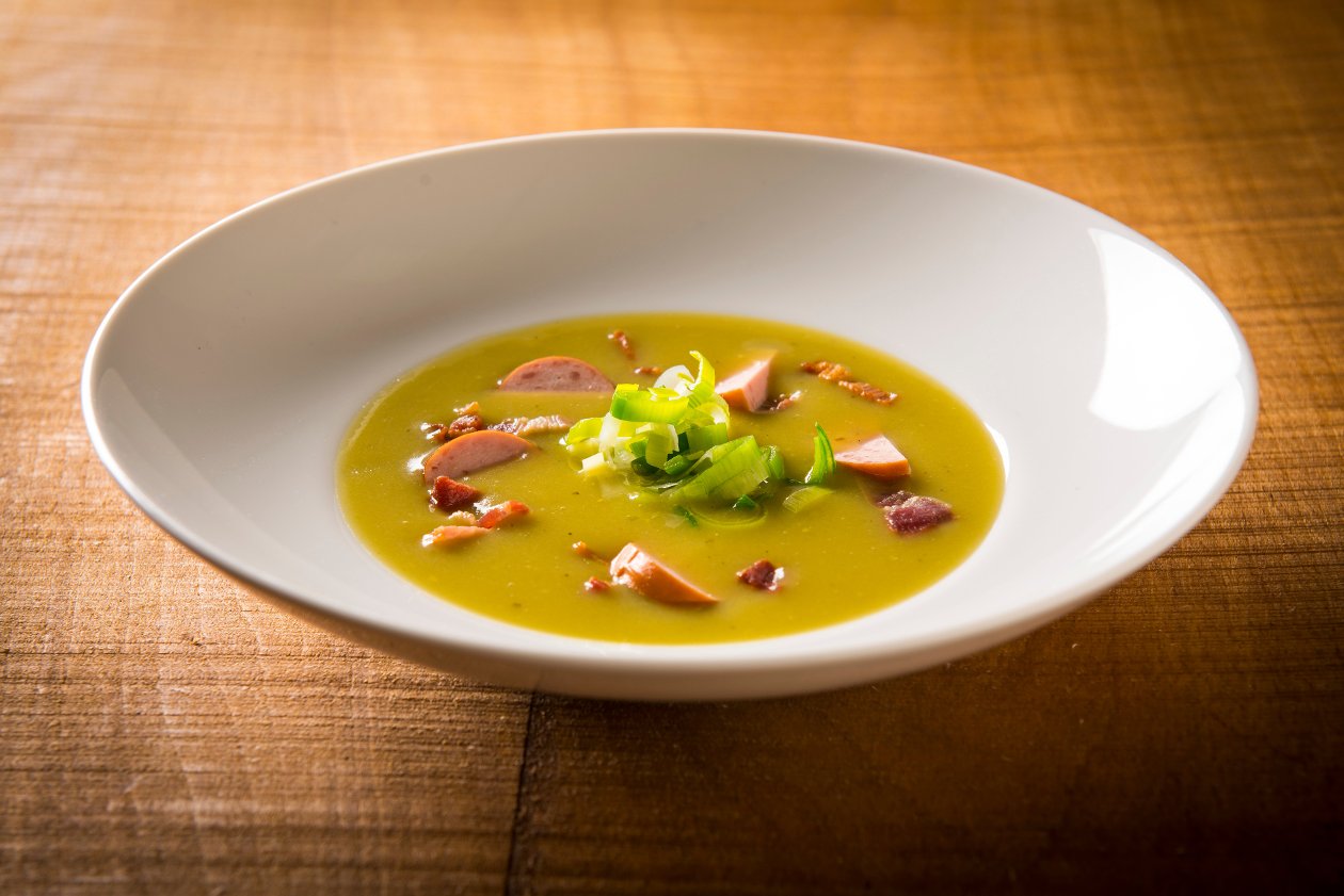 Soupe aux pois avec poireaux, lard et saucisse fumée – Recette Soupe aux pois avec poireaux, lard et saucisse fumée – Recette