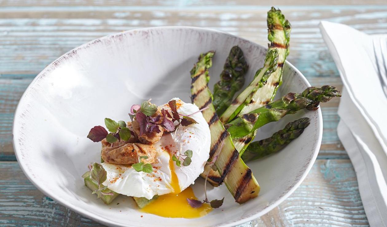 Asperges grillées avec beurre de miso, oeuf poché et togarashi – recette Asperges grillées avec beurre de miso, oeuf poché et togarashi – recette