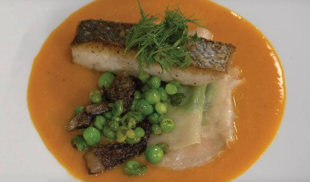 BAR POÊLÉ SUR RAVIOLIS DE POIS SUCRÉS DANS UNE SAUCE CAROTTE ET GINGEMBRE – recette BAR POÊLÉ SUR RAVIOLIS DE POIS SUCRÉS DANS UNE SAUCE CAROTTE ET GINGEMBRE – recette