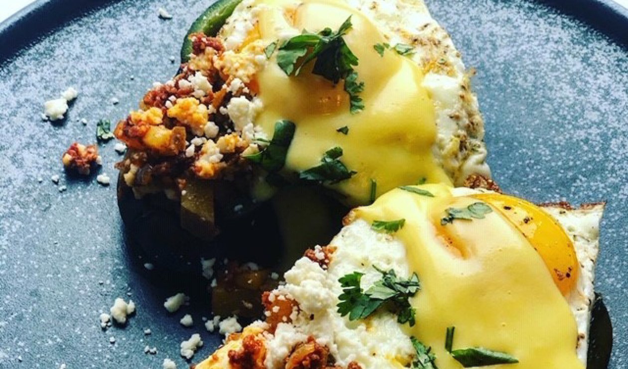 Chorizo and Potato Hash Stuffed Poblanos with Fried Eggs and Hollandaise – recette Chorizo and Potato Hash Stuffed Poblanos with Fried Eggs and Hollandaise – recette