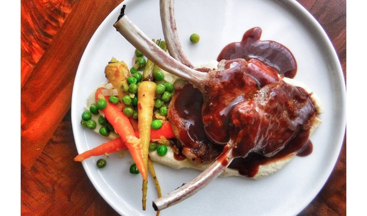 Côtelettes d’Agneau Poêlées, Purée de Chou-fleur Vert et Sauce Demi-Glace à la Grenade – recette Côtelettes d’Agneau Poêlées, Purée de Chou-fleur Vert et Sauce Demi-Glace à la Grenade – recette
