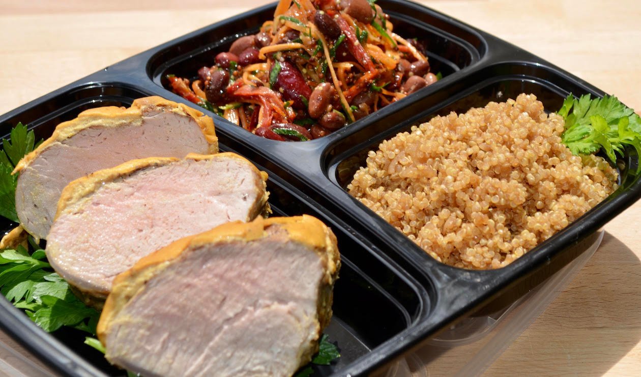 Dijon Pork Tenderloin, Red Bean Salad and French Onion Quinoa – recette Dijon Pork Tenderloin, Red Bean Salad and French Onion Quinoa – recette