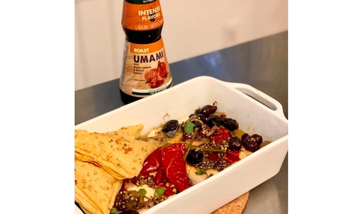 Feta Rôti au Zaatar avec Olives et Piments de Calabre, Vinaigrette Miel et Tahini – recette Feta Rôti au Zaatar avec Olives et Piments de Calabre, Vinaigrette Miel et Tahini – recette