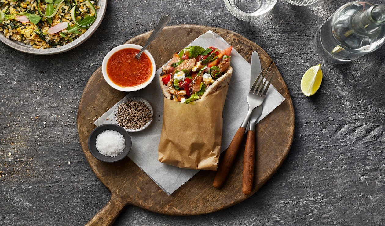 Gyros à la Bavette de Bœuf avec Sauce Feta aux Herbes et Tomates Marinées – recette Gyros à la Bavette de Bœuf avec Sauce Feta aux Herbes et Tomates Marinées – recette