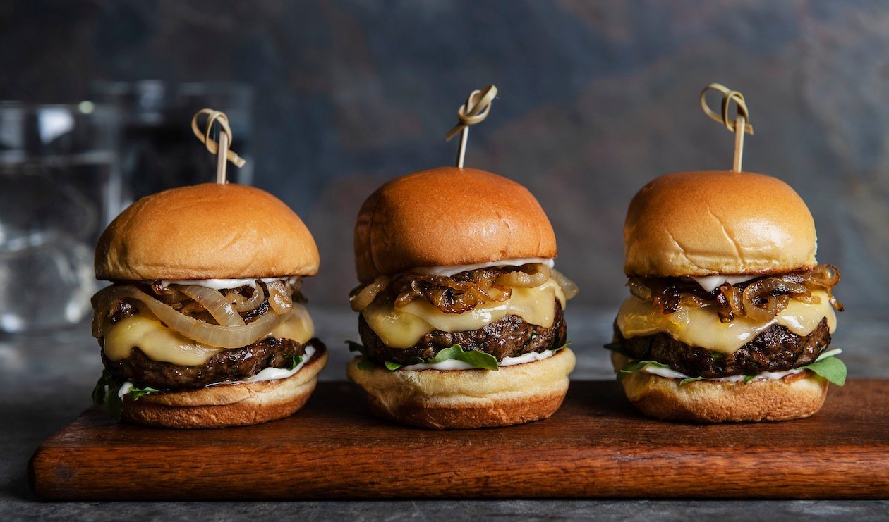 Hamburger aux Galettes de Dinde avec Gouda et Oignons Sautés – recette Hamburger aux Galettes de Dinde avec Gouda et Oignons Sautés – recette