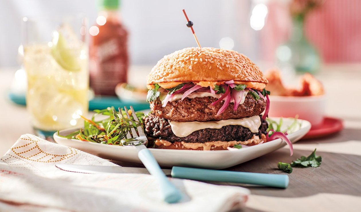 Hamburger Double au Fromage Epicé à la Coréenne – recette Hamburger Double au Fromage Epicé à la Coréenne – recette