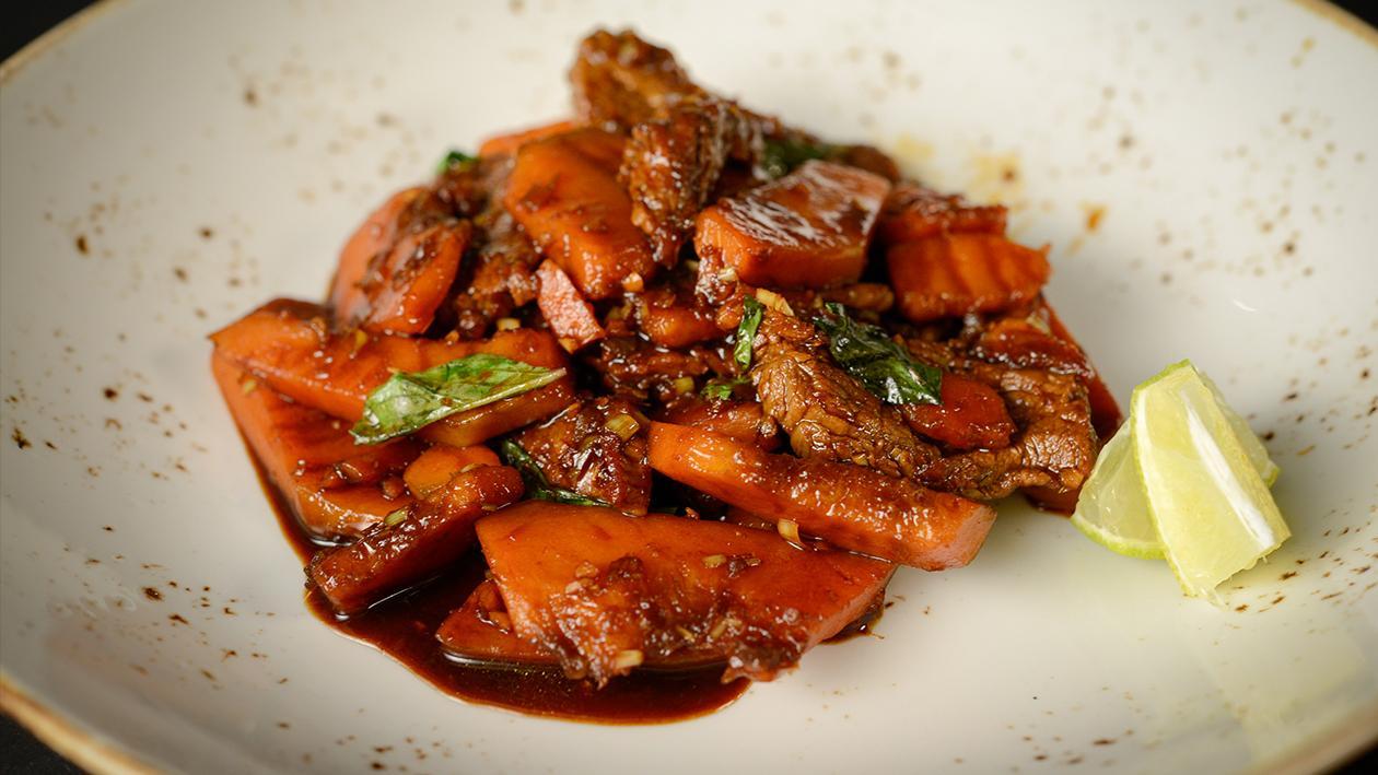 Kabocha and Beef stir fried with Thai Basil – recette Kabocha and Beef stir fried with Thai Basil – recette