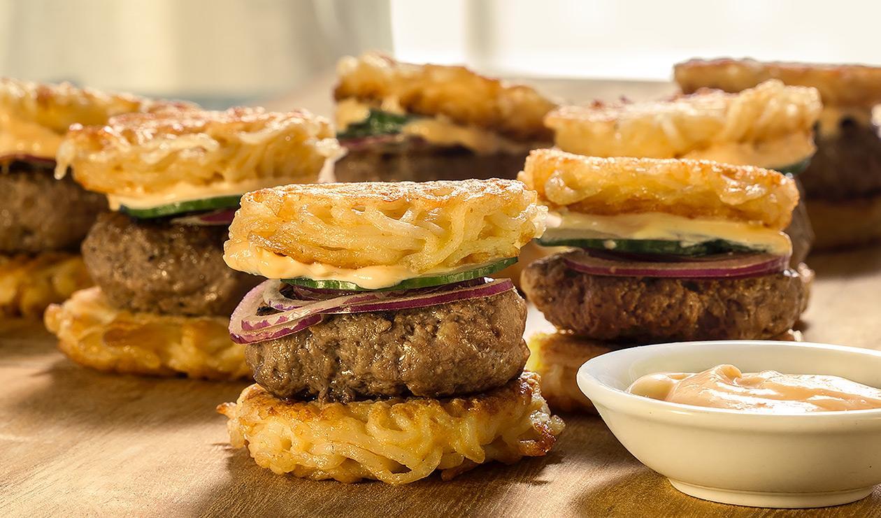 Mini-burgers aux nouilles ramen au sriracha et mayonnaise épicée – recette Mini-burgers aux nouilles ramen au sriracha et mayonnaise épicée – recette