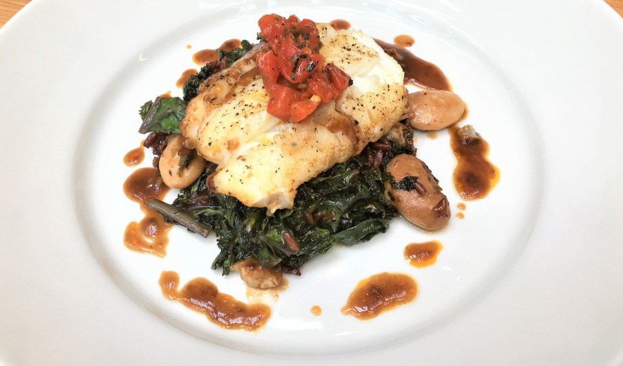 Pan Seared Cod with with Purple Kale and White Wine Demi Glace – recette Pan Seared Cod with with Purple Kale and White Wine Demi Glace – recette