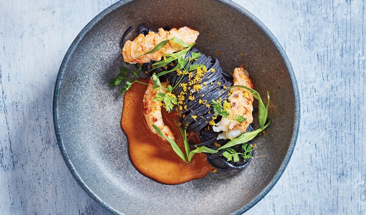Pasta with langoustine, lobster sauce and grated cured egg – recette Pasta with langoustine, lobster sauce and grated cured egg – recette