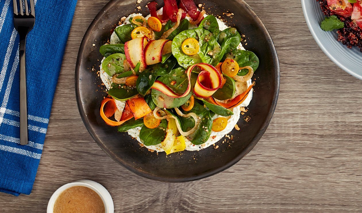 Salade de Carottes Grillées, Kumquats Marinés et Dukkah à la Crème de Fromage de Chèvre et Fanes de Carottes – recette Salade de Carottes Grillées, Kumquats Marinés et Dukkah à la Crème de Fromage de Chèvre et Fanes de Carottes – recette