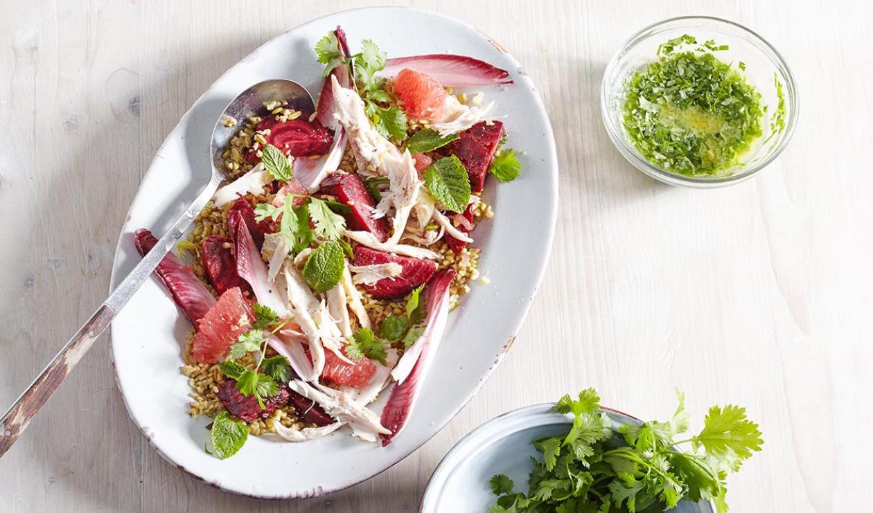 Salade de freekeh au poulet effiloché, aux betteraves et au pamplemousse – recette Salade de freekeh au poulet effiloché, aux betteraves et au pamplemousse – recette