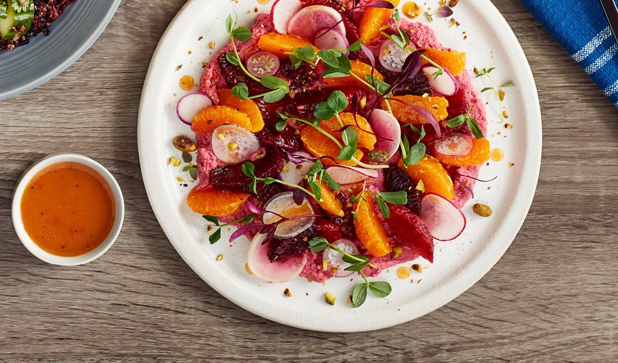 Salade de Hummus de Betterave Rôtie, Mélange de Radis, Agrumes et Pistaches – recette Salade de Hummus de Betterave Rôtie, Mélange de Radis, Agrumes et Pistaches – recette