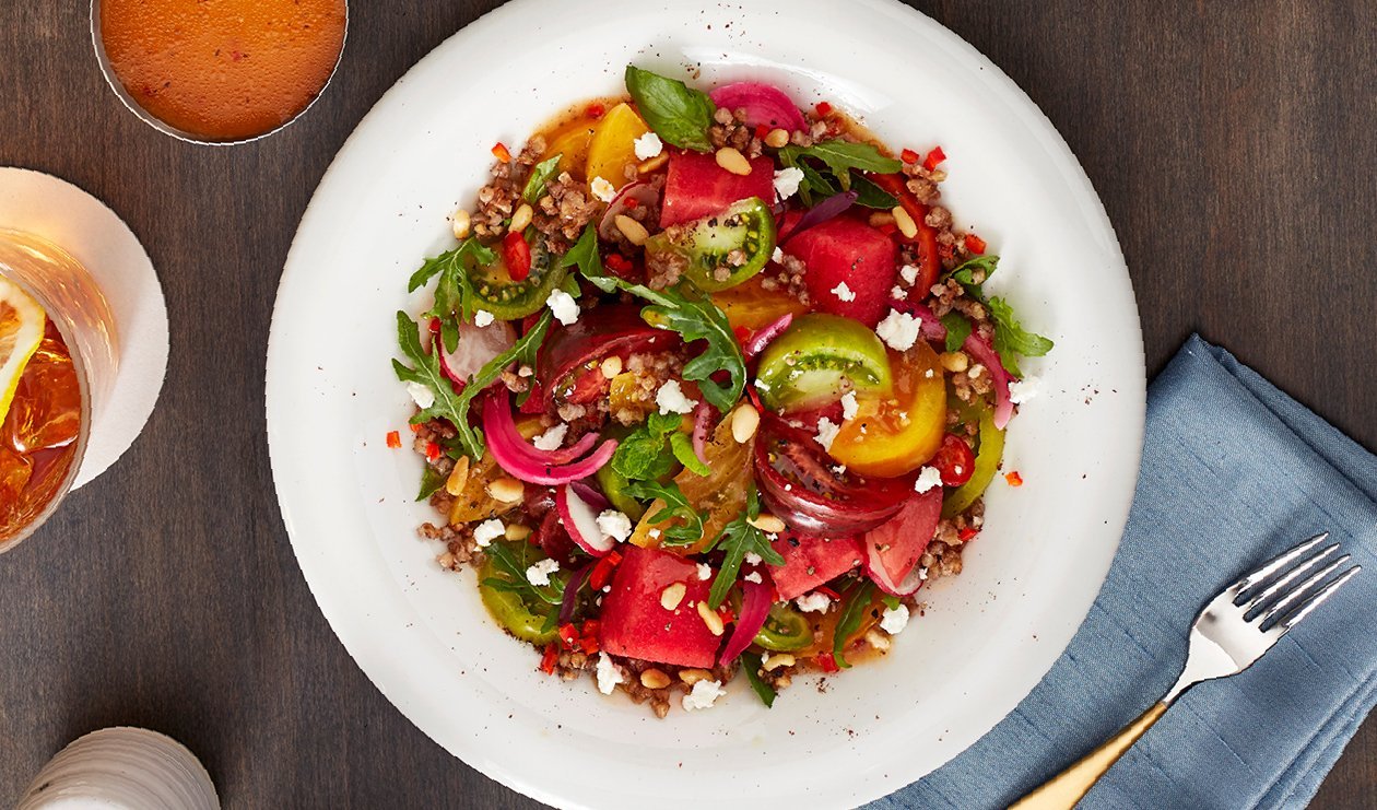 Salade Sucrée et Fumée de Tomates Ancestrales et de Melon d'Eau avec Oignons Rouges Marinés et Ricotta Salata – recette Salade Sucrée et Fumée de Tomates Ancestrales et de Melon d'Eau avec Oignons Rouges Marinés et Ricotta Salata – recette