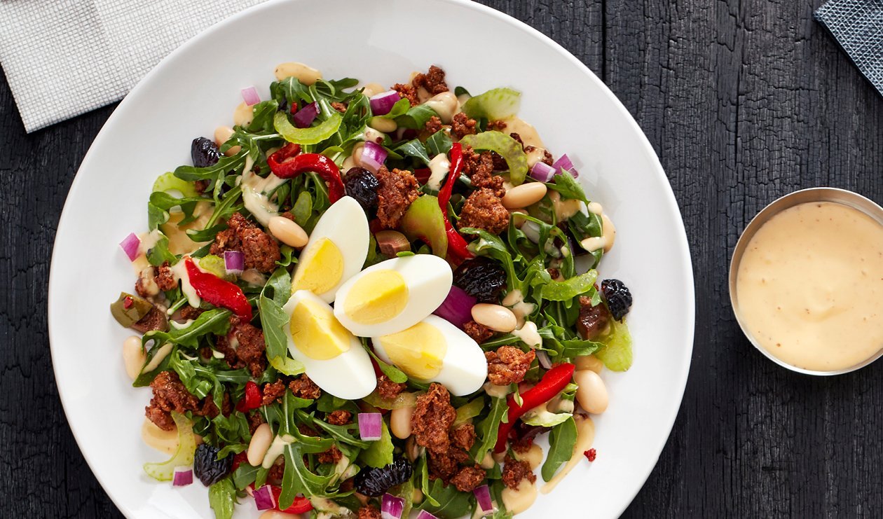 Salade Tranchée au Chorizo, Haricots Blancs et Olives Marinées à l'huile avec une Vinaigrette Fumée à la Moutarde et au Miel – recette Salade Tranchée au Chorizo, Haricots Blancs et Olives Marinées à l'huile avec une Vinaigrette Fumée à la Moutarde et au Miel – recette