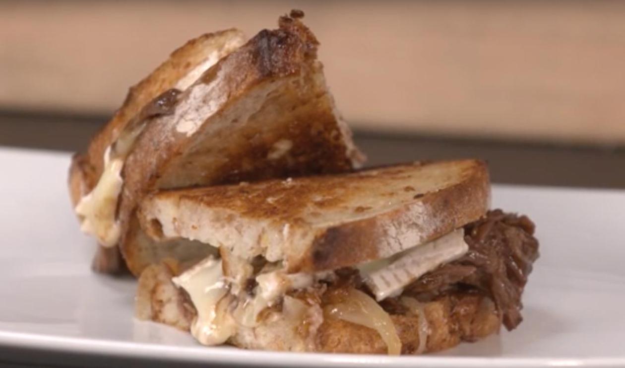 Sandwich au bœf braisé avec confit d’oignons, brie et raifort sur pain au levain – recette Sandwich au bœf braisé avec confit d’oignons, brie et raifort sur pain au levain – recette