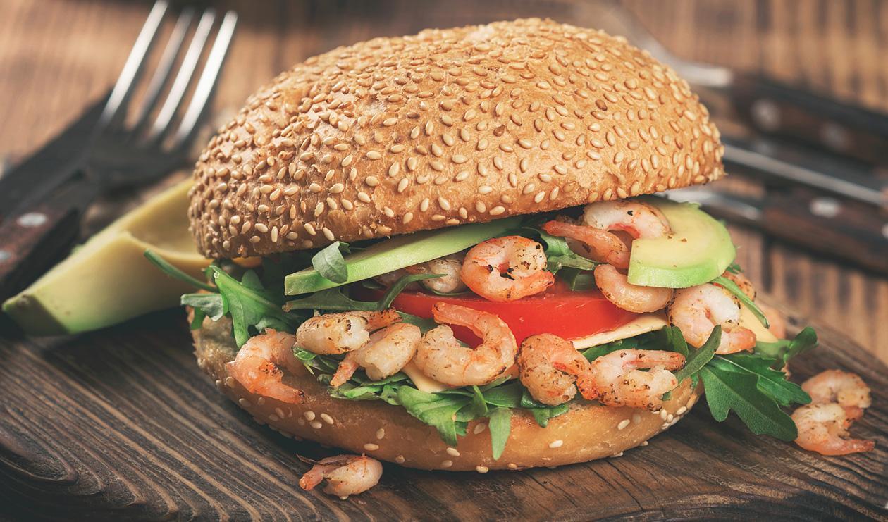 Shrimp and White Bean Burger, Jicama Orange Slaw, Ancho Chipotle Sauce – recette