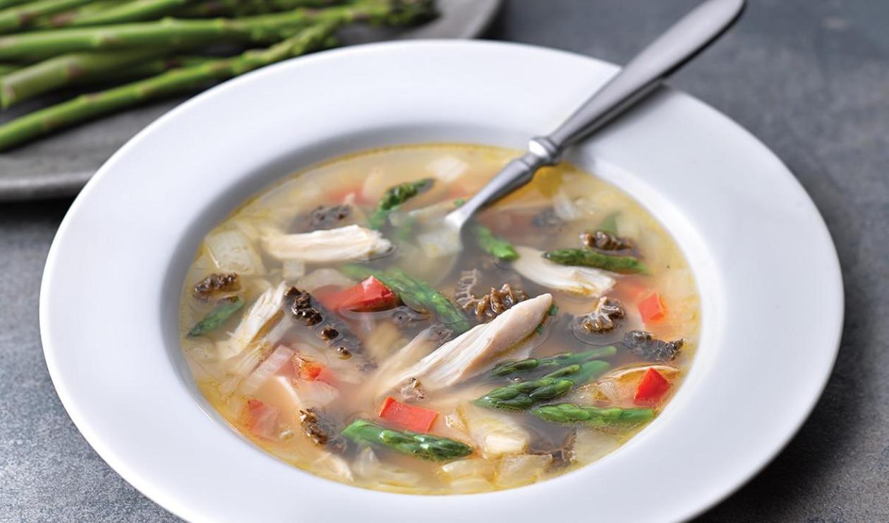 Soupe au poulet avec asperges et morilles – recette Soupe au poulet avec asperges et morilles – recette