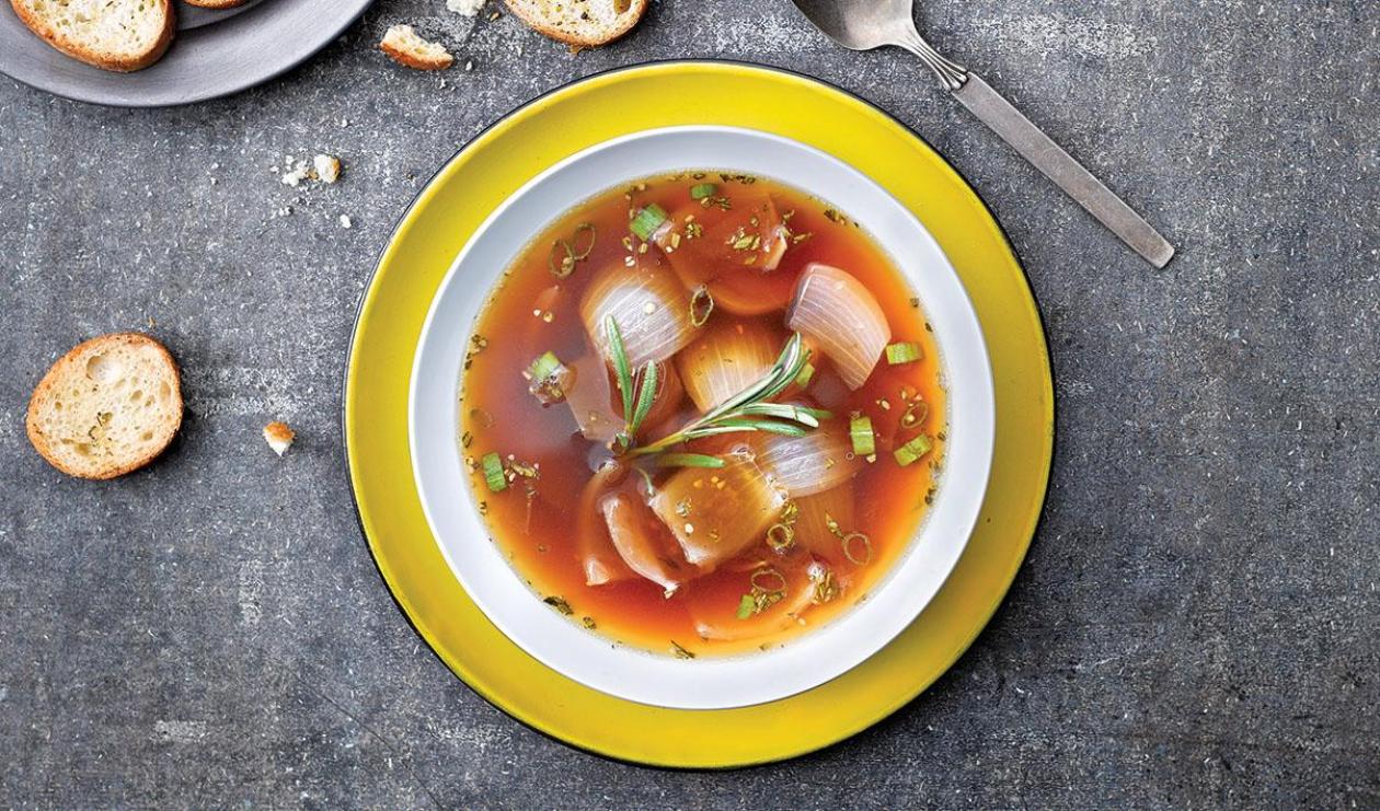 Soupe aux oignons doux rôtis au romarin et à l’ail – recette Soupe aux oignons doux rôtis au romarin et à l’ail – recette