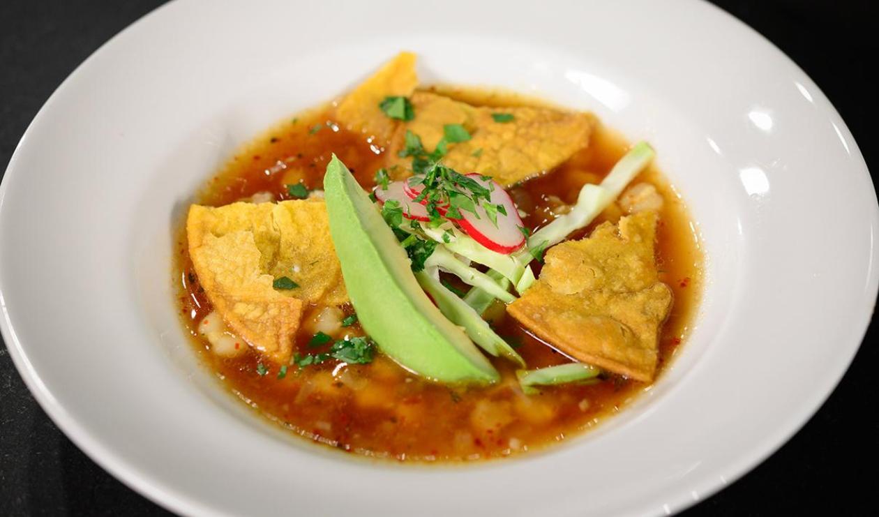 Soupe aux tortillas grillées avec fromage frais, poulet et avocat – recette Soupe aux tortillas grillées avec fromage frais, poulet et avocat – recette