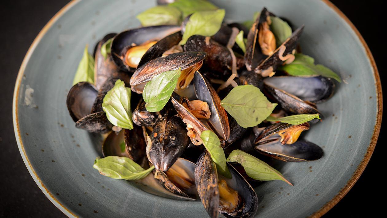 Steamed Mussels in a Thai Broth – recette Steamed Mussels in a Thai Broth – recette