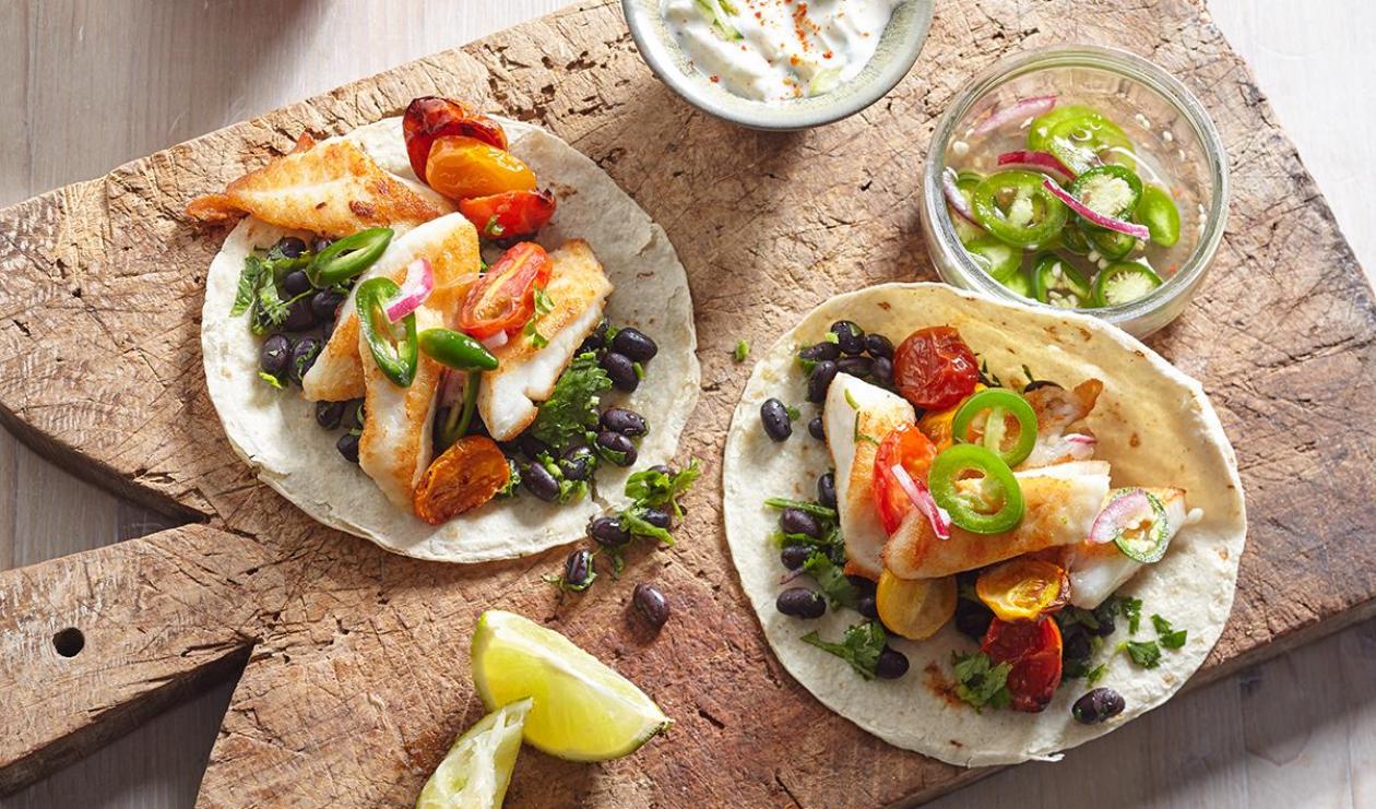 Tacos de poisson avec sauce savoureuse au yogourt et tomates grillées – recette Tacos de poisson avec sauce savoureuse au yogourt et tomates grillées – recette