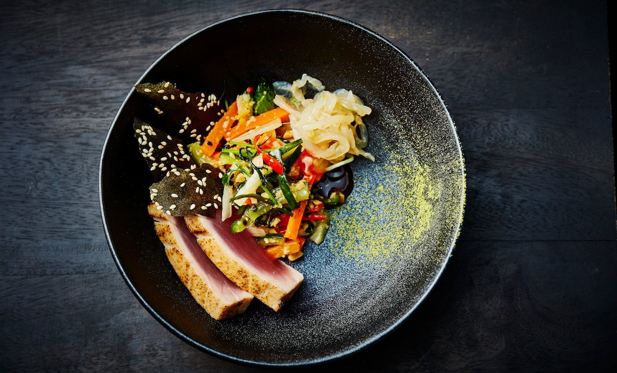 Thon Grillé au Miso Umami Avec Légumes Marinés et Noix Rôties – recette Thon Grillé au Miso Umami Avec Légumes Marinés et Noix Rôties – recette