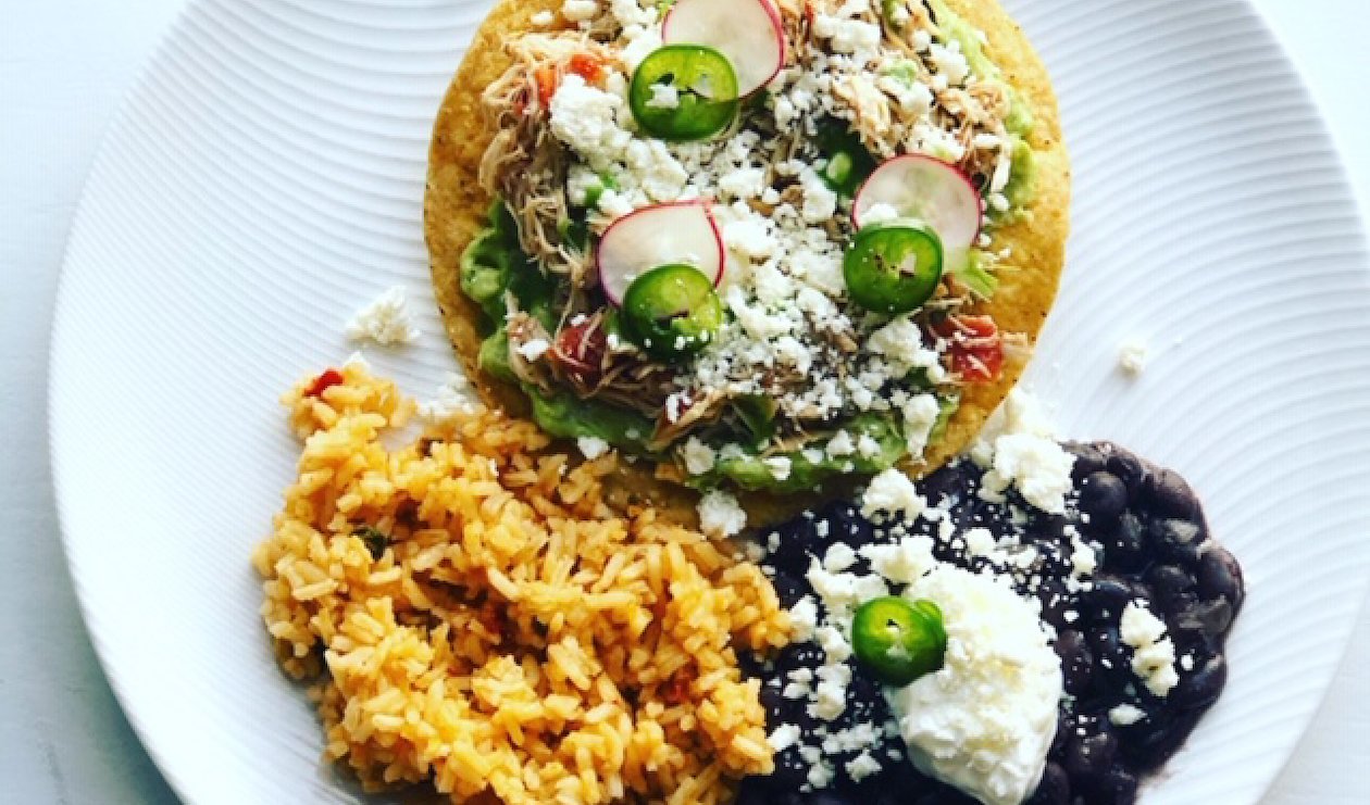 Tostadas de Pollo (Pulled Chicken Tostadas) – recette Tostadas de Pollo (Pulled Chicken Tostadas) – recette
