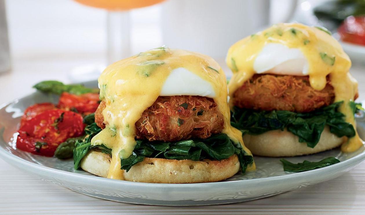 Œufs Bénédictine aux Beignets de Crabe et Sauce Hollandaise Florentine – recette Œufs Bénédictine aux Beignets de Crabe et Sauce Hollandaise Florentine – recette