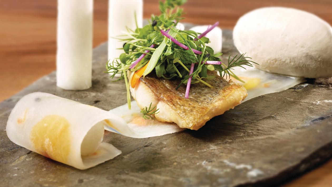 Filet de truite saumonée croustillante et mousse d'asperges sur ...