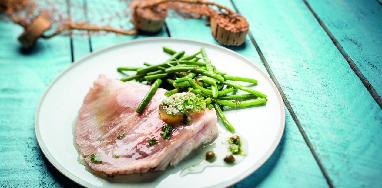 Aile De Raie Et Sa Gelée De Câpre Au Citron Haricots Verts Aux Algues Marines