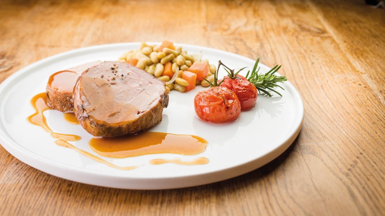 Epaule d'Agneau Confite au Miel, Curry et ail, Mirepoix et Flageolets